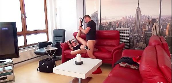 Schlanke deutsche Ehefrau beim Fremdfick mit Sperma in der Fotze